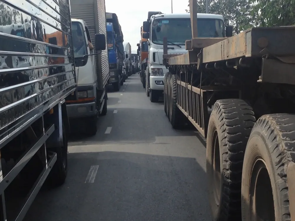 Vụ việc khiến giao thông khu vực ùn ứ.